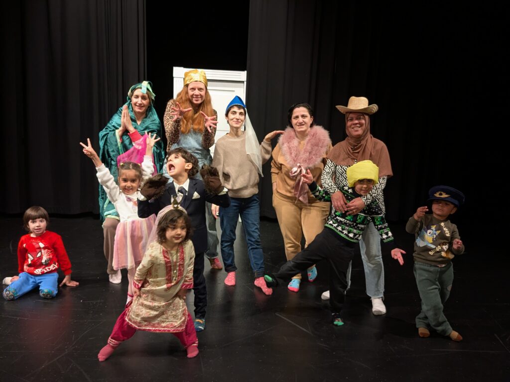 Gruppenfoto von Eltern und Kindern beim Spielen
